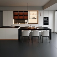 Armoires de cuisine en bois de luxe avec îlot, finition laquée et panneaux en verre pour cuisines de villas modernes
