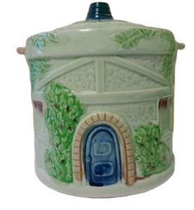 Pot à biscuits en céramique peint à la main en forme de maison de cottage 3D Stockage et conteneur d'aliments personnalisés - Product Image 1