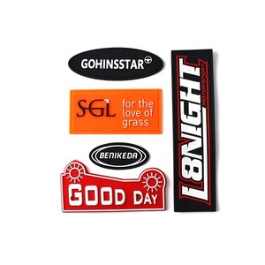 Insignia de parche de logotipo de PVC suave 2D en relieve personalizado para coser para etiquetas de prendas de vestir - Product Image 4