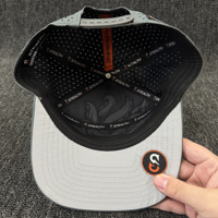 Casquette de baseball haute performance à 7 panneaux, imperméable, avec patch en caoutchouc personnalisé découpé au laser, coutures exquises