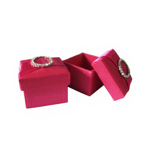 Boîte à dragées de mariage en soie rouge, best-seller, avec embellissement à boucle en cristal, décorations élégantes recyclables pour occasions spéciales - Product Image 1