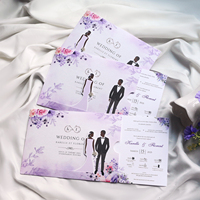 Carte d'invitation de mariage créative en papier violet avec la mariée coulissant vers le marié, design de dessin animé personnalisé pour Noël