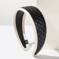 Serre-tête en cuir fait main pour femme, avec bord large en tissu coloré et motif géométrique, modèle Yutang LH110, idéal pour un usage quotidien et la mode.