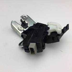 ตัวกระตุ้นล็อคประตูออดี้ รุ่น 4F5827505D แรงดันไฟฟ้า 12V แบบกดปุ่ม สำหรับ A6L Sagitar Magotan CC B7 - Product Image 2