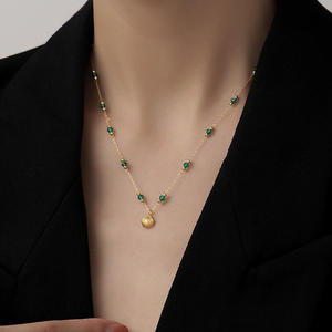 สร้อยคอผู้หญิงสไตล์วินเทจเรียบง่ายทันสมัย ทำจากสแตนเลสชุบทอง 18k พร้อมจี้เปลือกหอยและลูกปัดสีเขียว - Product Image 6