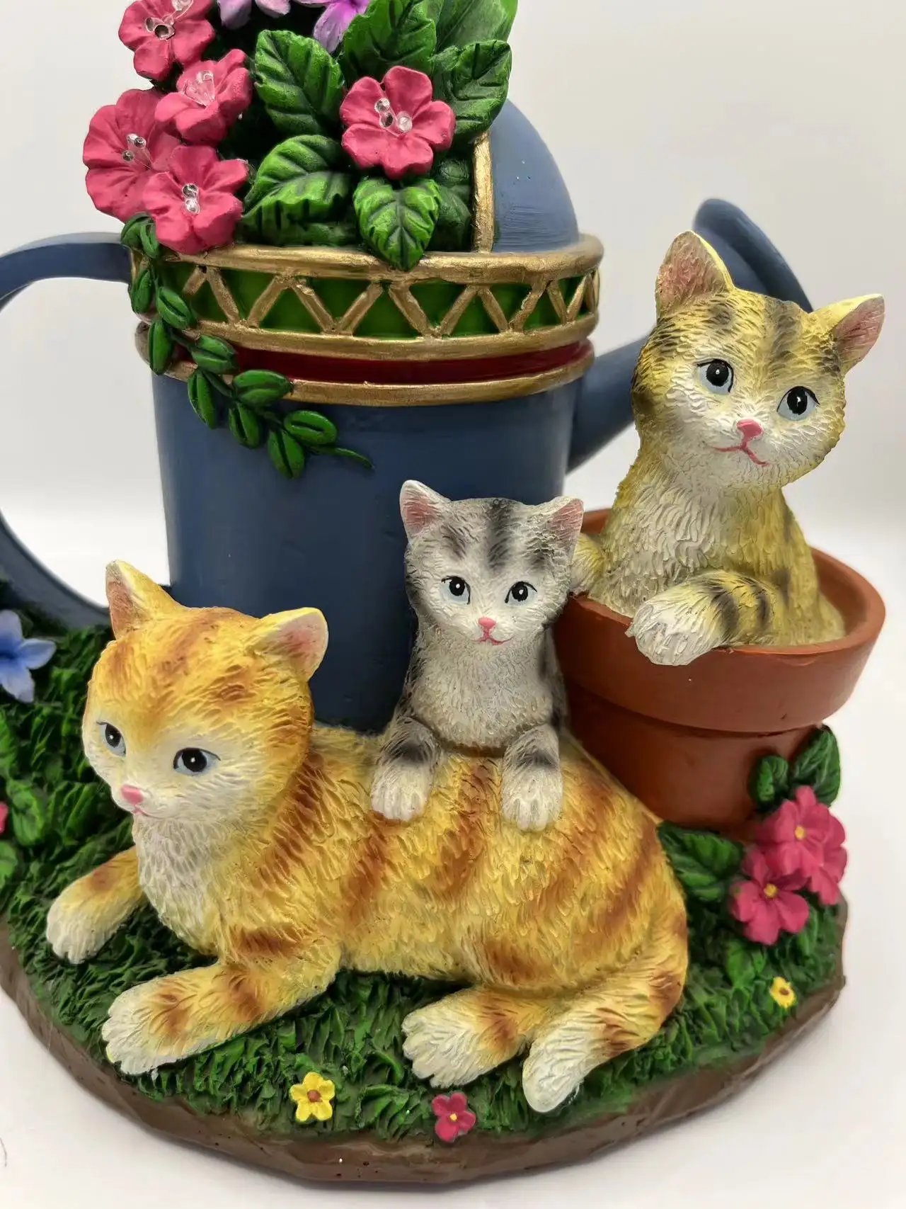 家の装飾やギフトのための子猫の花が水樹脂の手工芸品の装飾を振りかけました