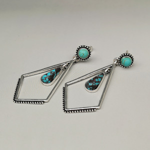 Orecchini Pendenti Geometrici con Accenti Colorati, Design Vintage, Accessori di Moda per Donne - Product Image 4