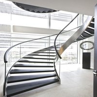 Escalier incurvé CBMmart avec main courante en bois de luxe et marches en marbre et quartz