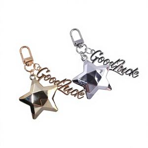 Porte-clés de voiture moderne et minimaliste en alliage de zinc avec grand pentagramme et lettre coréenne, cadeau créatif et porte-bonheur, pendentif exquis pour sac à main femme - Product Image 1