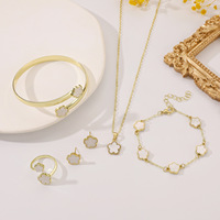 Juego de Joyería de 5 Piezas con Colgante de Trébol de Cinco Hojas de Aleación para Mujer, Chapado en Oro, para Boda: Pulsera, Collar, Pendientes y Anillo