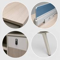 Poste de travail de bureau contemporain et écologique avec écran en bois bleu translucide, ports d'alimentation et de données, et étagère modulaire