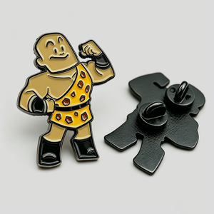 Spilla smaltata all'ingrosso con personaggio detective dagli occhi grandi e spaventosi, spilla intagliata irregolarmente per merchandising di giochi e regalo per hobby gotici - Product Image 3