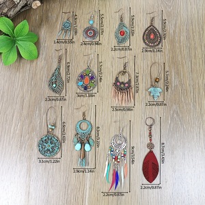 Boucles d'oreilles pendantes bohèmes en alliage, motif plume, pour femme, collection 2024 - Product Image 4