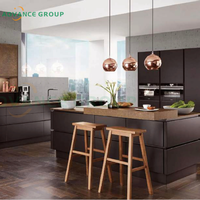 Meuble de cuisine sur mesure de luxe avec éclairage intelligent à capteur et quincaillerie à fermeture douce