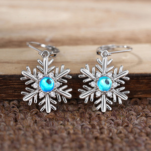 Boucles d'oreilles pendantes florales en forme de flocon de neige en pierre de lune simulée pour femme, bijoux romantiques pour les fêtes - Product Image 1