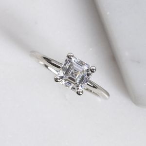 Bague de fiançailles solitaire Moissanite Asscher Cut Cadeau d'anniversaire et d'anniversaire Ensemble panier élégant Bague de mariée en diamant - Product Image 1