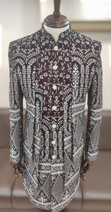 Ensemble indowestern pour homme pour mariage, fabriqué en tissu de velours riche, comprenant un kurta brodé et une veste de style ouvert pour les fêtes - Product Image 2