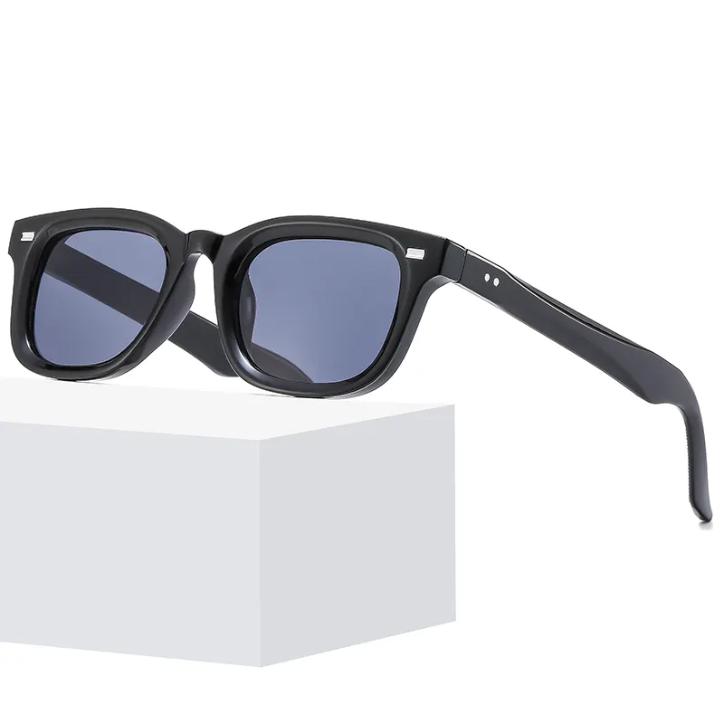 Scopri la nostra vasta gamma di occhiali da sole: stili unici in montature quadrate, rotonde e ovali per ogni Look