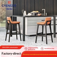 Chaise de bar style américain en bois massif, design industriel vintage, tabouret haut en cuir avec dossier, usage commercial pour cafés et comptoirs de bar
