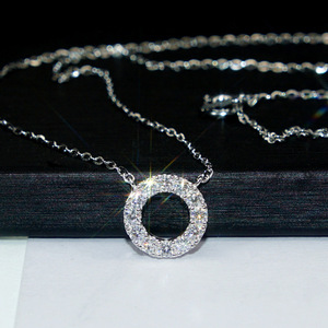 Collana con Ciondolo Geometrico Rotondo Cavo per Donne, Elegante Gioiello di Moda per Uso Quotidiano - Product Image 1