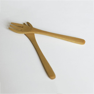 Fourchette à dessert en bambou à trois dents, ustensile en bois naturel pour servir les fruits et les desserts - Product Image 4