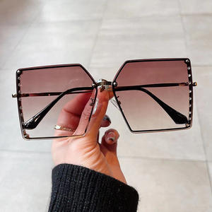 Lunettes de soleil Qianai pour femmes, monture carrée large, monture dorée, verres PC, protection UV400, type 3, style tendance et à la mode - Product Image 5