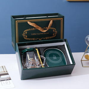 Ensemble cadeau d'affaires moderne personnalisé DD2164 avec logo, comprenant une bouteille d'eau, une tasse à café en céramique, une cuillère, un chauffe-tasse, un cadeau promotionnel - Product Image 1