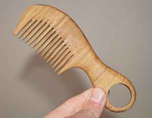 Peigne à cheveux artisanal en bois, doux pour le cuir chevelier, outil de soin des cheveux durable pour un usage quotidien, pour tous les types de cheveux, cheveux élégants - Product Image 4