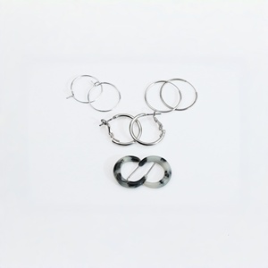 Juego de 4 Pares de Aretes Huggie de Estilo Mixto en Tono Plateado - Aretes de Aro Minimalistas de Aleación de Metal Precioso para Mujer - Product Image 1