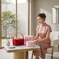 Panier-cadeau en tissu de soie de luxe personnalisé avec nœud chinois traditionnel et motif brodé pour cadeau de mariage