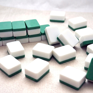Tuiles de Mahjong Personnalisées en Résine Traditionnelle, Ensemble Artisanal Artistique de Collection, Pièces à Motifs Verts et Blancs - Product Image 1