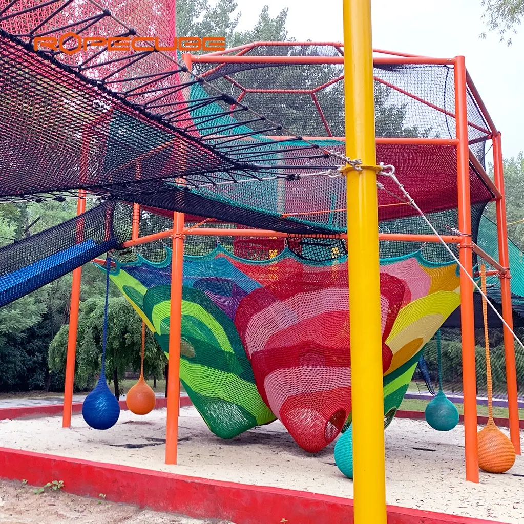 Vendita diretta in fabbrica di attrezzature per il divertimento di grandi strutture di divertimento per bambini con rete da arrampicata per parchi giochi all'aperto