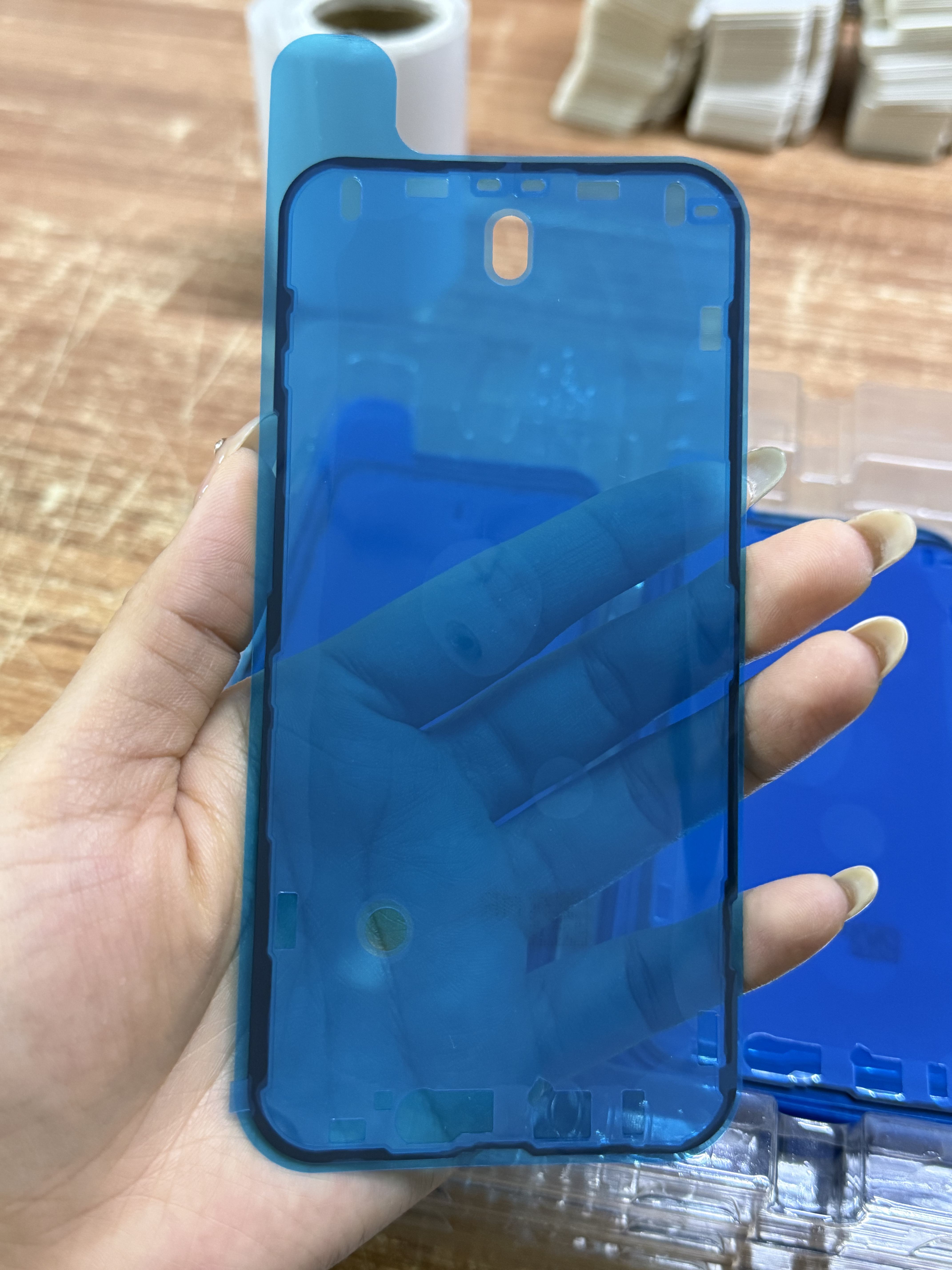 Autocollant adhésif