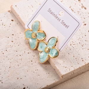 Boucles d'oreilles minimalistes plaquées or 18 carats avec fleur en émail, style français, 4 pétales, bijoux d'oreille à goutte d'huile, pour usage quotidien - Product Image 5