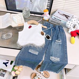 Ensemble chic coréen été 2026 pour filles : débardeur à pompons et pantalon en jean déchiré – Ensemble deux pièces pour enfants - Product Image 2