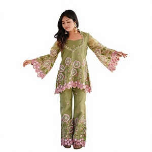 Ensemble Kurta Traditionnel Vert en Soie Brodé pour Femme, Coupe Ample, Longueur Cheville, Style Indien et Pakistanais, Tenue Décontractée - Product Image 1