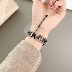 <span class=keywords><strong>Bracelet</strong></span> à breloques de luxe à la mode chaîne en or pour femmes <span class=keywords><strong>bracelet</strong></span> de montre en métal en acier inoxydable pour <span class=keywords><strong>Apple</strong></span> <span class=keywords><strong>Watch</strong></span> 8 <span class=keywords><strong>7</strong></span> 6 5 4 3 2 1 bande - Product Image 4