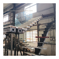 Escalier droit moderne en acier avec marches en pierre de quartz, éclairage LED, garde-corps en verre pour appartement, hall, sous-sol – Écologique