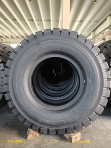 Pneumatico Gigante OTR NOBLE NBR818 <span class=keywords><strong>per</strong></span> Autocarro Ribaltabile Rigido 27.00R49 33.00R51, Battistrada Profondo, Pneumatico da Miniera ad Alta Trazione e Resistente al Taglio - Product Image 1