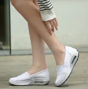 Cy13248a新款防滑户外平底鞋舒适女童鞋平底鞋透气帆布护士鞋坡跟高跟鞋