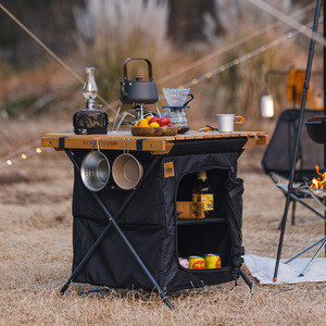 Armoire de rangement pliable d'extérieur Kzm en bois massif, table de camping portable grande capacité avec étagère et crochets - Product Image 1