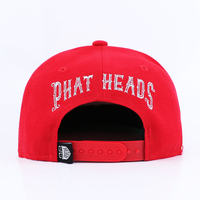 Fabricant OEM ODM – Casquette Snapback Hip Hop Vintage Rouge à 5 Panneaux avec Logo Brodé Personnalisé, Visière Plate Structurée et Bord Inférieur Vert