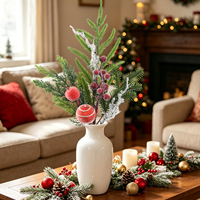 Decoración Navideña con Ramas de Pino Escarchadas, Bayas Rojas y Bolas de Navidad de 19.7 Pulgadas, Adorno Verde Navideño para Comercios
