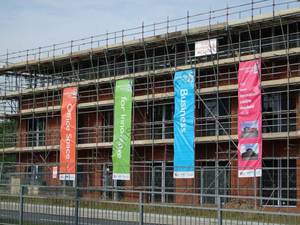 Kit de rail économique pour bannière suspendue personnalisée avec œillets et clips de plafond pour centres commerciaux, magasins de détail et bannières de plafond de construction - Product Image 4