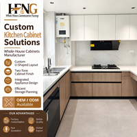 Lemari Dapur Bentuk U Modern dengan Unit Dasar Berbahan Kayu dan Penyimpanan Dinding Putih untuk Proyek Interior Apartemen Kontemporer
