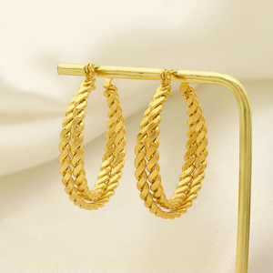 Europäisch-Amerikanische Trendige 18K Vergoldete Hochwertige Nicht-Fallende Gedrehte Ohrstecker Creolen mit Geometrischer Form für Damen - Product Image 2