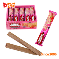 Vente en gros de bonbons personnalisés Marque distributeur Biscuits croustillants halal Rouleau soufflé au chocolat et aux fraises Sauce savoureuse Collation sucrée