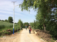 Lampe solaire LED pour rue fabriquée en Chine avec batterie au phosphate de fer lithium, alimentation CC/CA, étanche IP65 pour l'éclairage routier