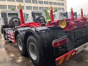 Usine coût SHACMAN 6x4 6x6 hors route 15m3 crochet bras <span class=keywords><strong>camion</strong></span> à ordures 18T corps balayé collecteur d'ordures <span class=keywords><strong>20m3</strong></span> crochet ascenseur <span class=keywords><strong>camion</strong></span> à ordures - Product Image 6