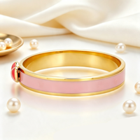 Bracelet en métal émaillé en acier inoxydable avec fermoir articulé en forme de cœur, moderne, pour femme, usage quotidien, hypoallergénique, résistant à la décoloration, couleur personnalisable